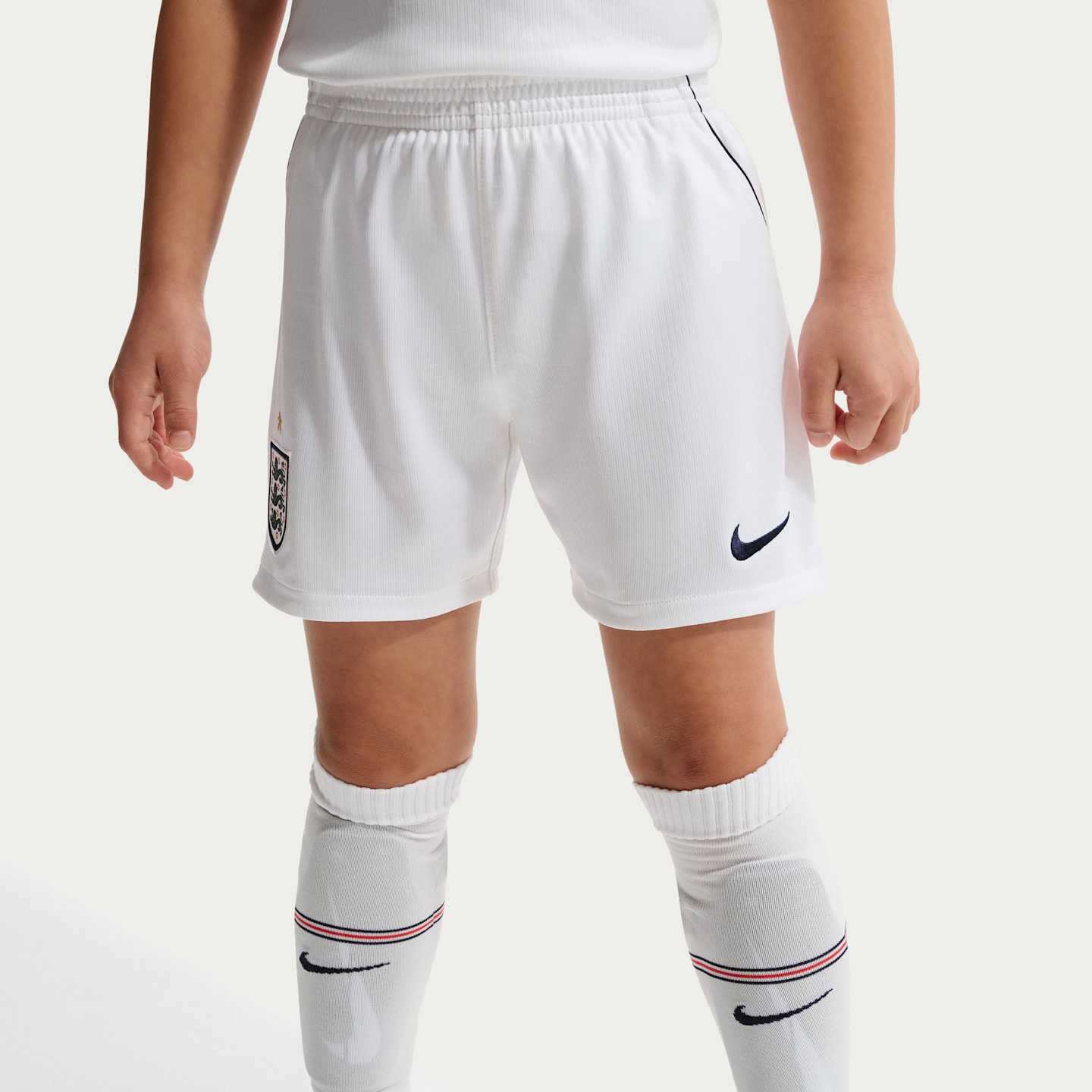 Детский футбольный комплект Nike England 2026 Stadium Home из 3 предметов, цвет: Белый / Красный — фото 4