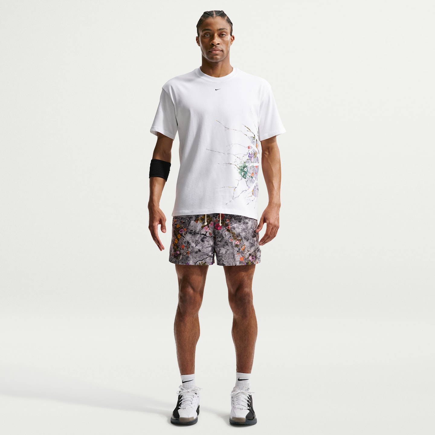 Мужские тканые баскетбольные шорты Nike Standard Issue Dri-FIT 5" Practice, цвет: Серый / Бледная слоновая кость — фото 1