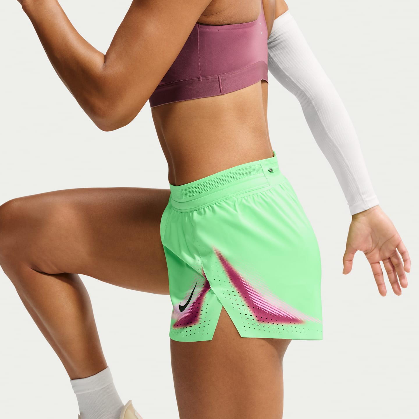 Женские беговые шорты 3" со слипами Nike AeroSwift Dri-FIT ADV, цвет: Зелёный / Чёрный — фото 4