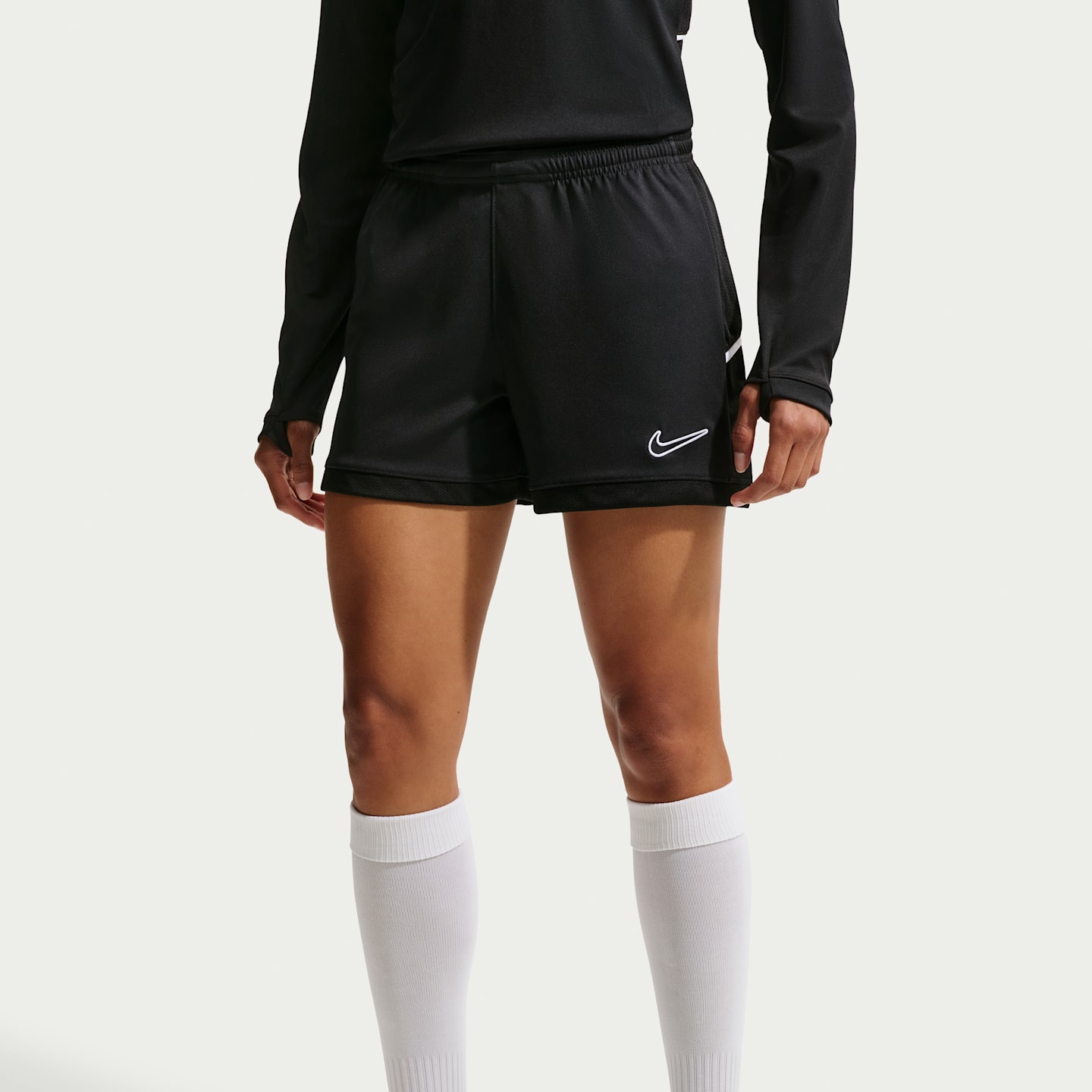 Женские футбольные шорты 4" Nike Academy Dri-FIT, цвет: Чёрный / Белый — фото 2