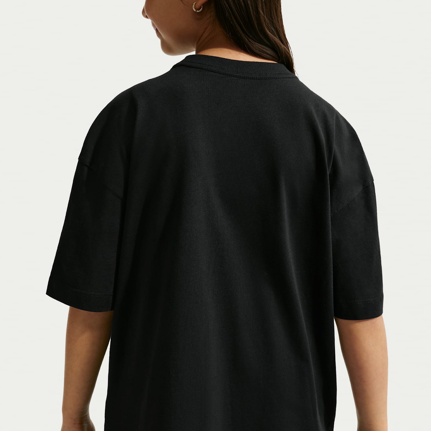 Футболка Nike Sportswear Oversized для девочек, цвет: Чёрный / Серебряный — фото 2