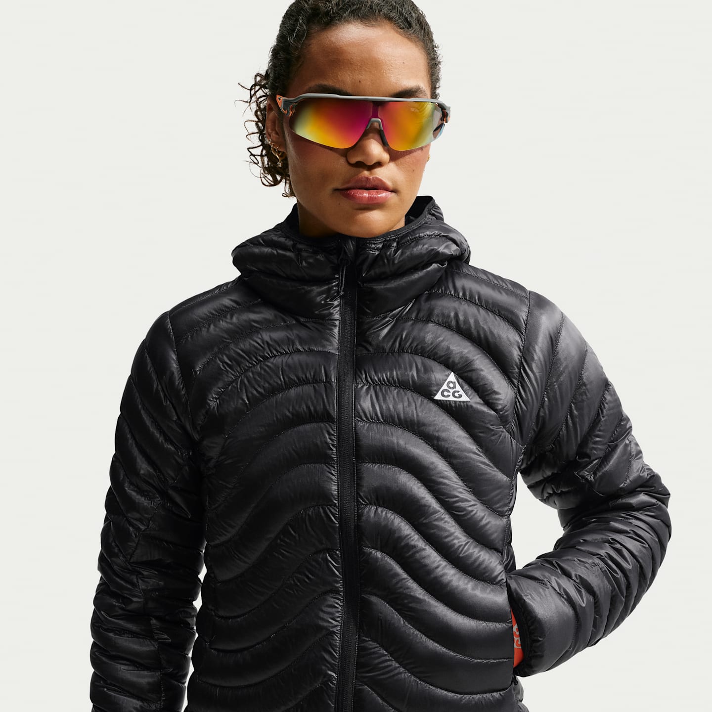 Женский сверхлёгкий пуховик Nike ACG Lava Flow Therma-FIT ADV, цвет: Чёрный / Снежный белый — фото 1