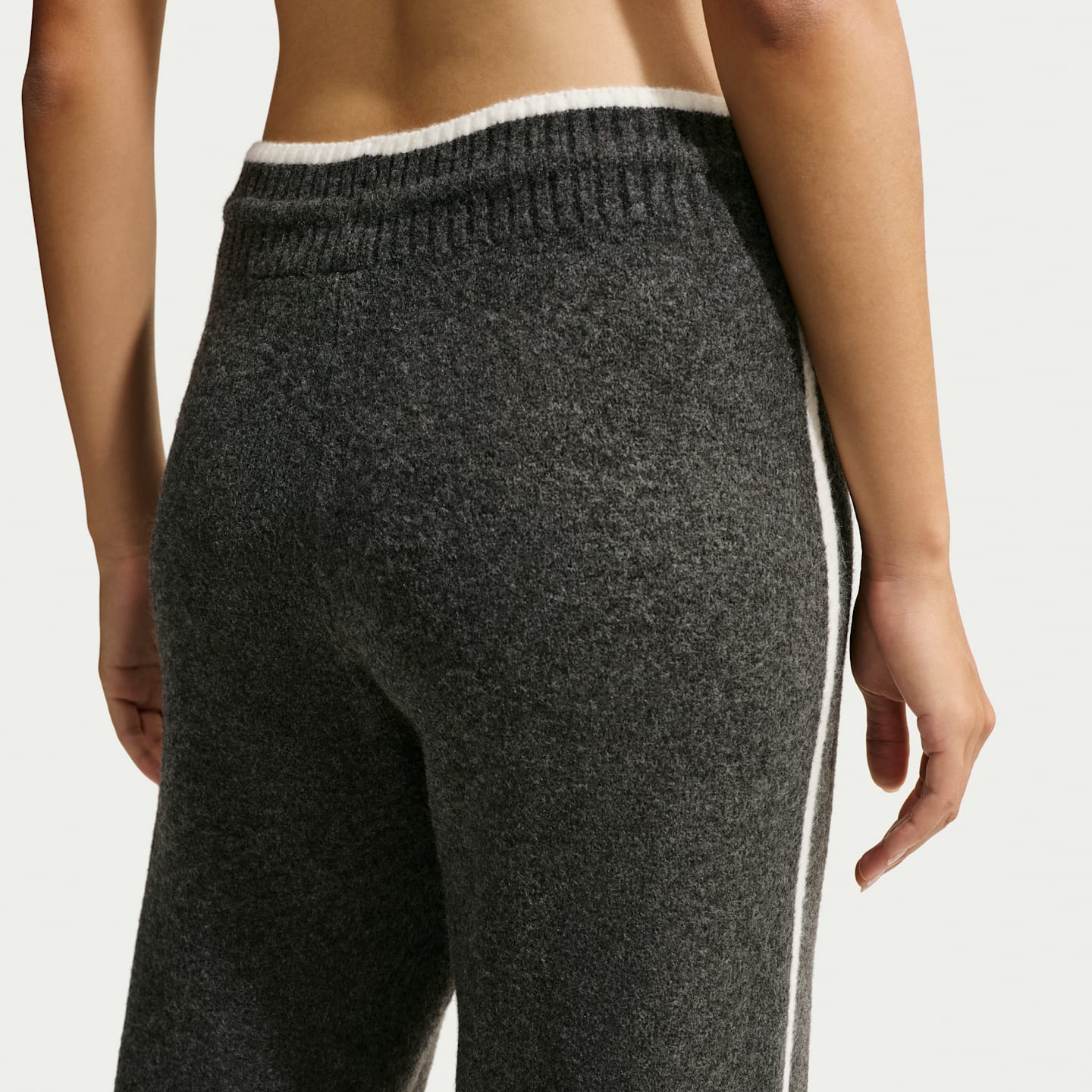 Женские брюки Nike Sportswear Chill Knit со средней посадкой, цвет: Чёрный меланжевый / Белый — фото 3
