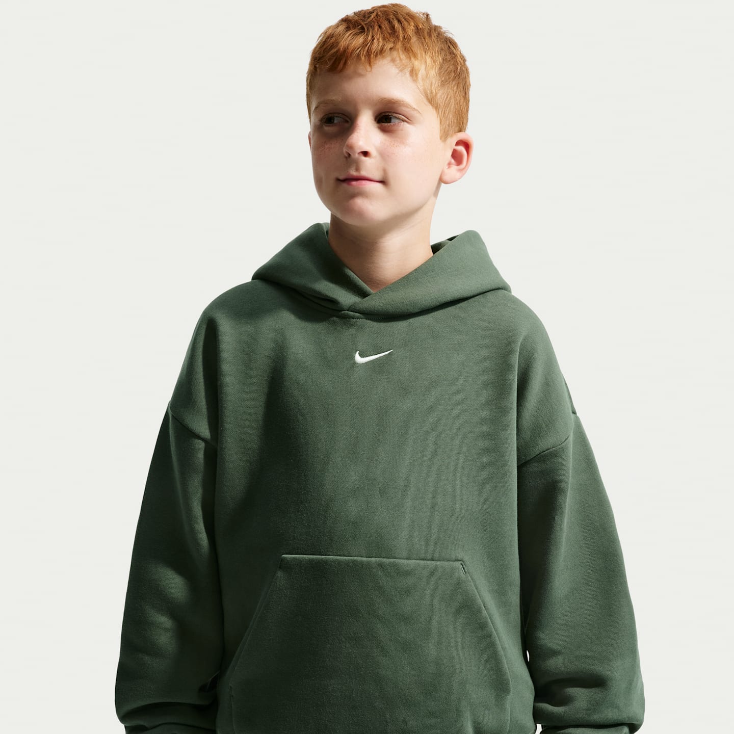 Детское флисовое худи-пуловер Nike Solo Swoosh, цвет: Камуфляжный зелёный / Молочный — фото 3