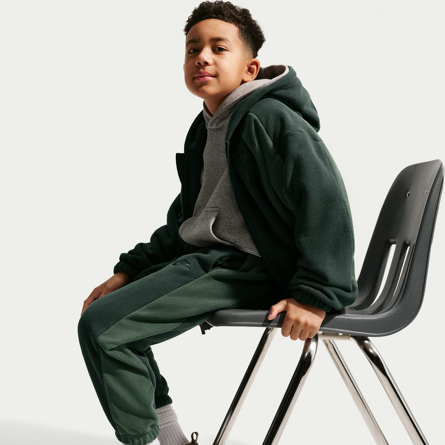 Детские утеплённые флисовые джоггеры Nike Club, цвет: Чёрный еловый / Камуфляжный зелёный — фото 4