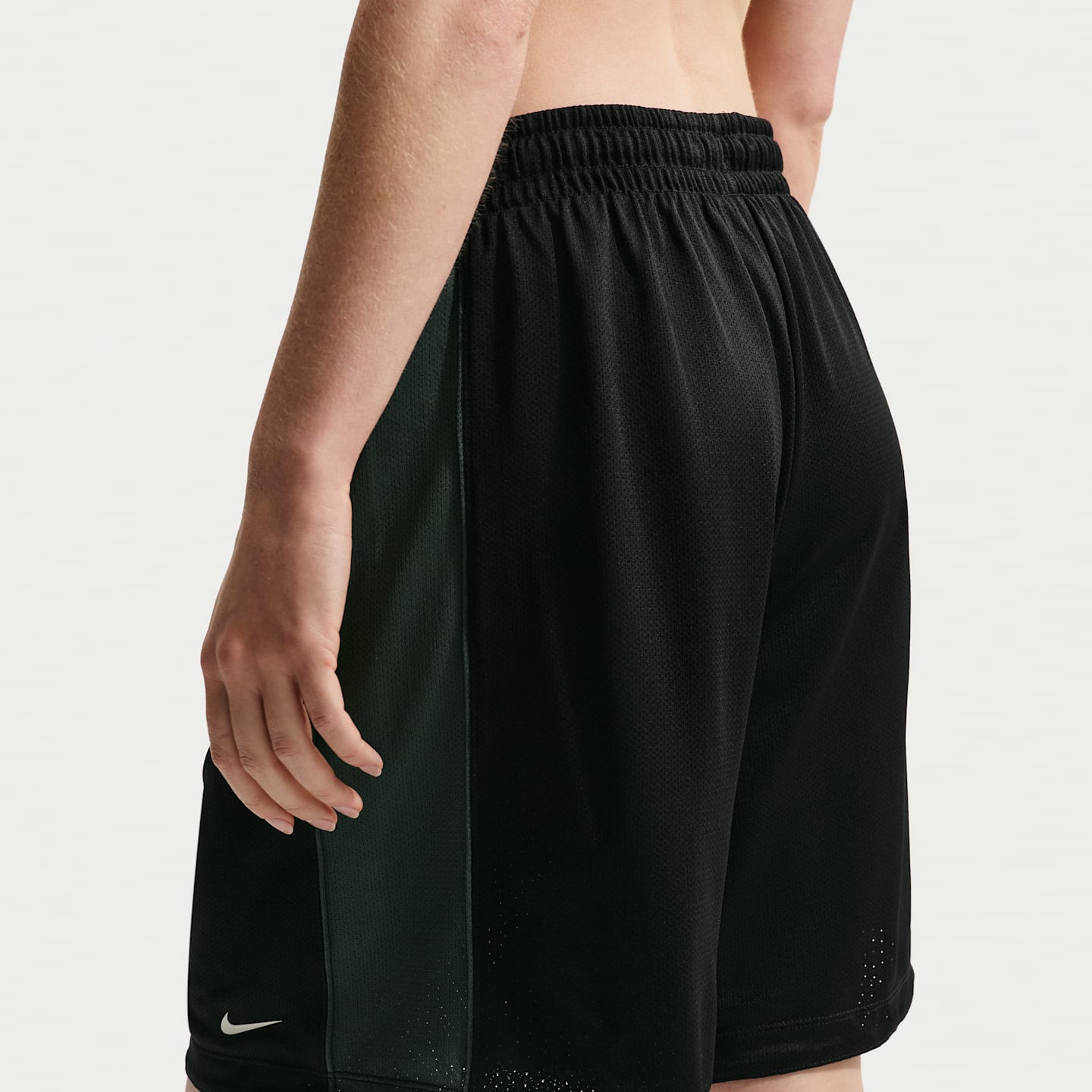 Женские двусторонние шорты Nike One Dri-FIT, цвет: Камуфляжный зелёный / Чёрный — фото 3