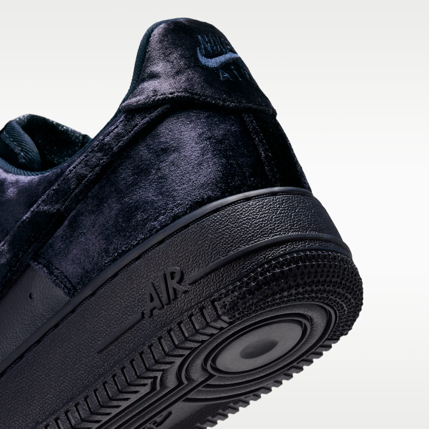 Женские кроссовки Nike Air Force 1 '07 SE Velvet, цвет: Обсидиановый / Чёрный — фото 8