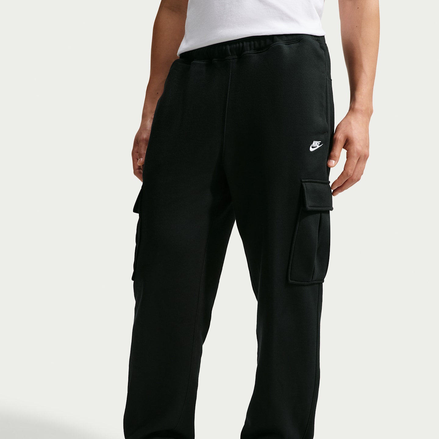 Мужские флисовые брюки-карго с открытым низом Nike Club, цвет: Чёрный / Белый — фото 2