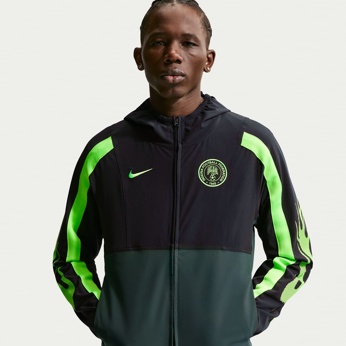 Мужская футбольная тканая куртка Nike Dri-FIT Nigeria Energy, цвет: Чёрный / Зелёный — фото 1