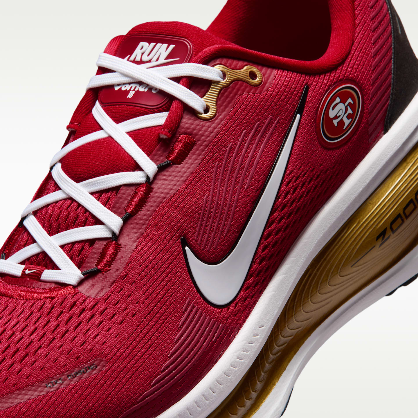 Мужские кроссовки Nike Vomero 18 (San Francisco 49ers) NFL Road Running, цвет: Красный / Золотой — фото 7