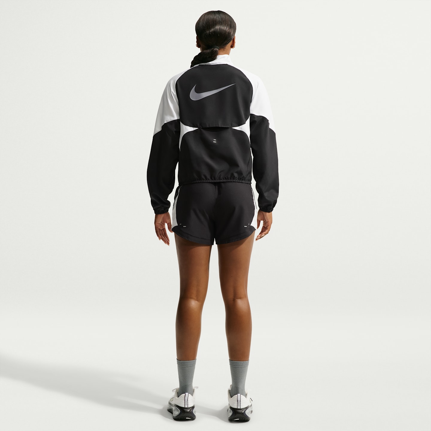 Женские беговые шорты Nike Swoosh Dri-FIT со средней посадкой, без подкладки, цвет: Чёрный / Белый — фото 5