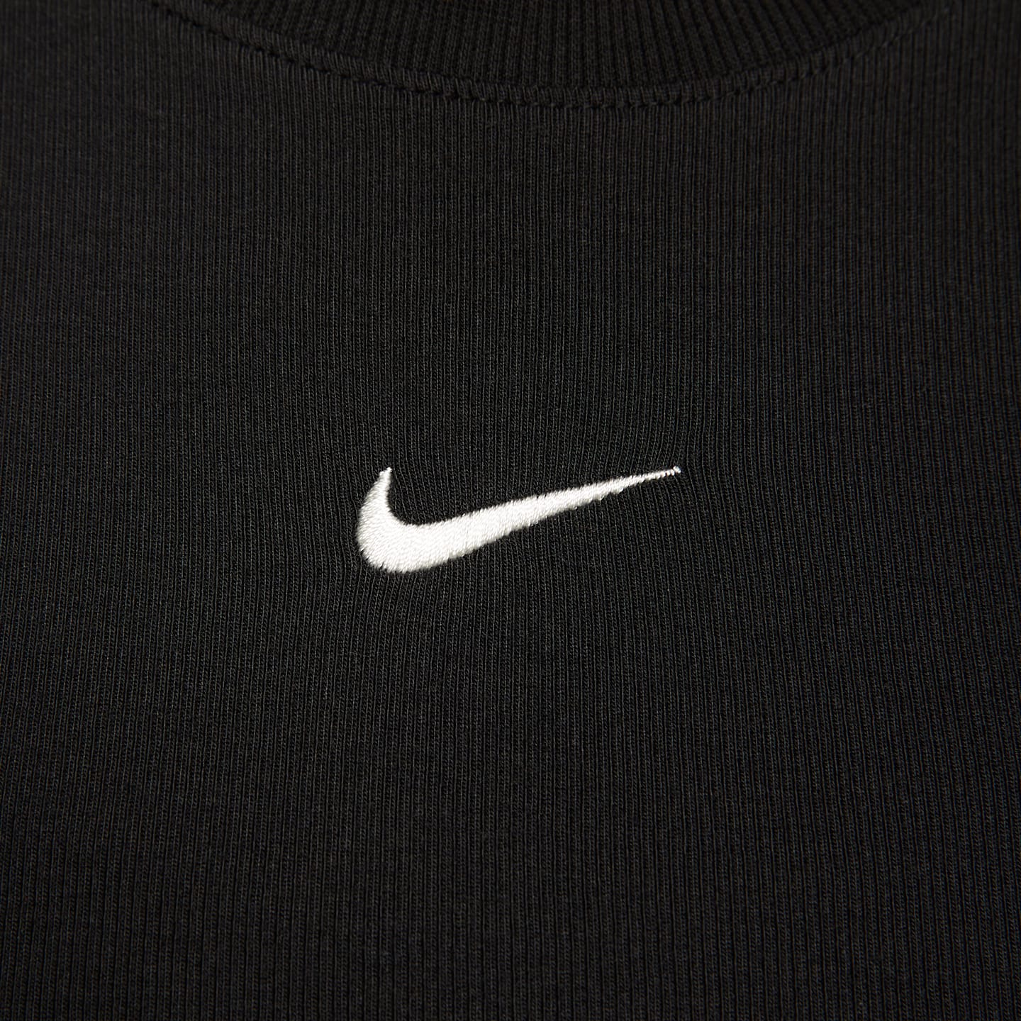 Женская облегающая укороченная майка в мини-рубчик Nike Sportswear Chill Knit, цвет: Чёрный / Молочный — фото 4
