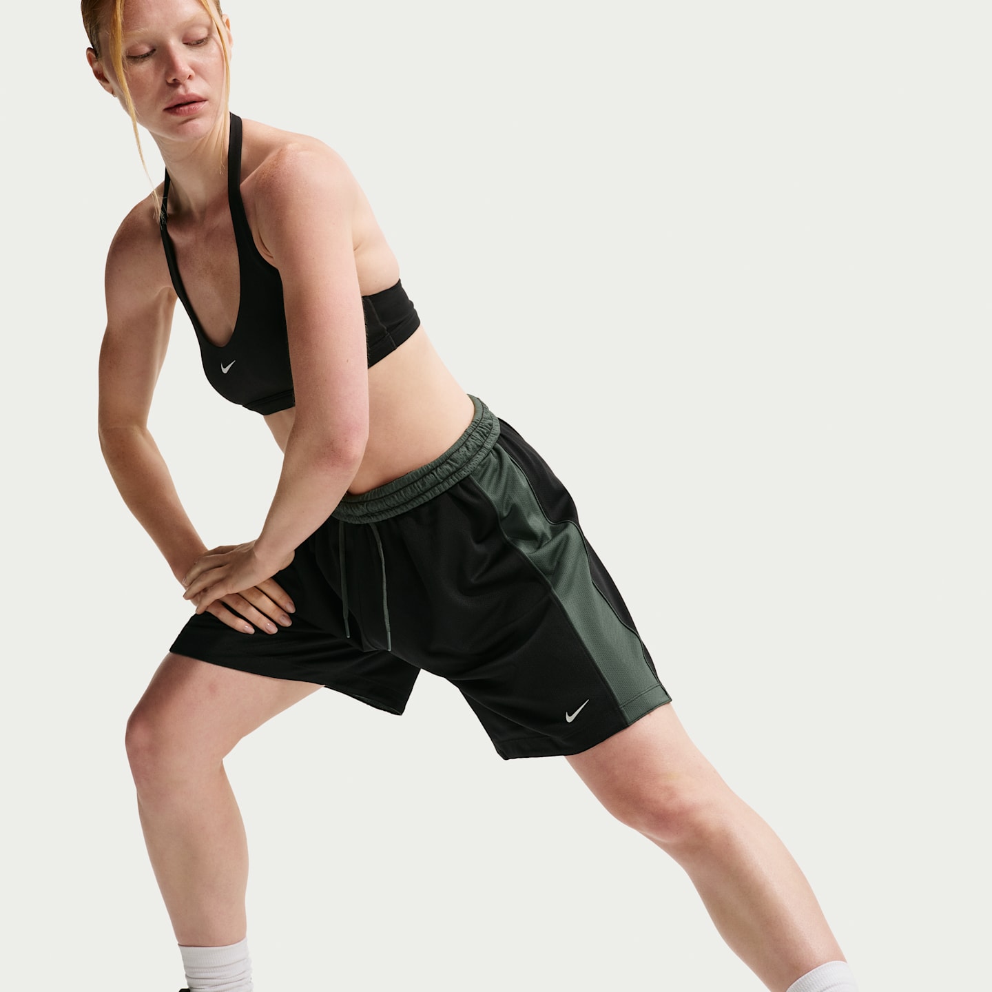 Женские двусторонние шорты Nike One Dri-FIT, цвет: Камуфляжный зелёный / Чёрный — фото 4