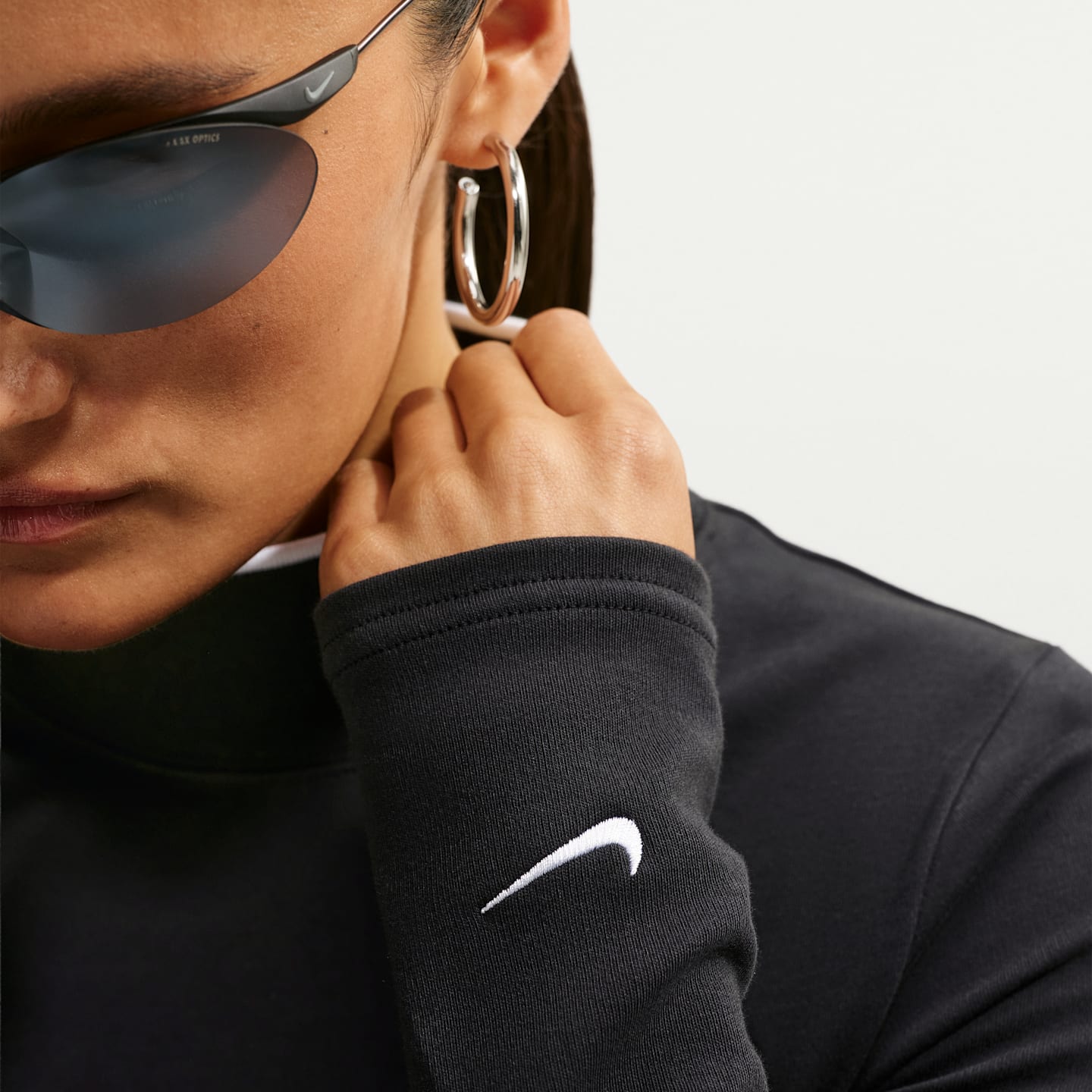 Женский облегающий топ Nike Sportswear с воротником-стойкой и длинным рукавом, цвет: Чёрный / Белый — фото 3