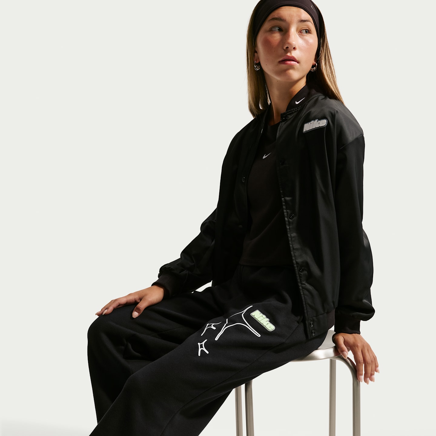 Детские брюки для девочек Nike Sportswear Studio с открытым низом, цвет: Чёрный / Белый — фото 4