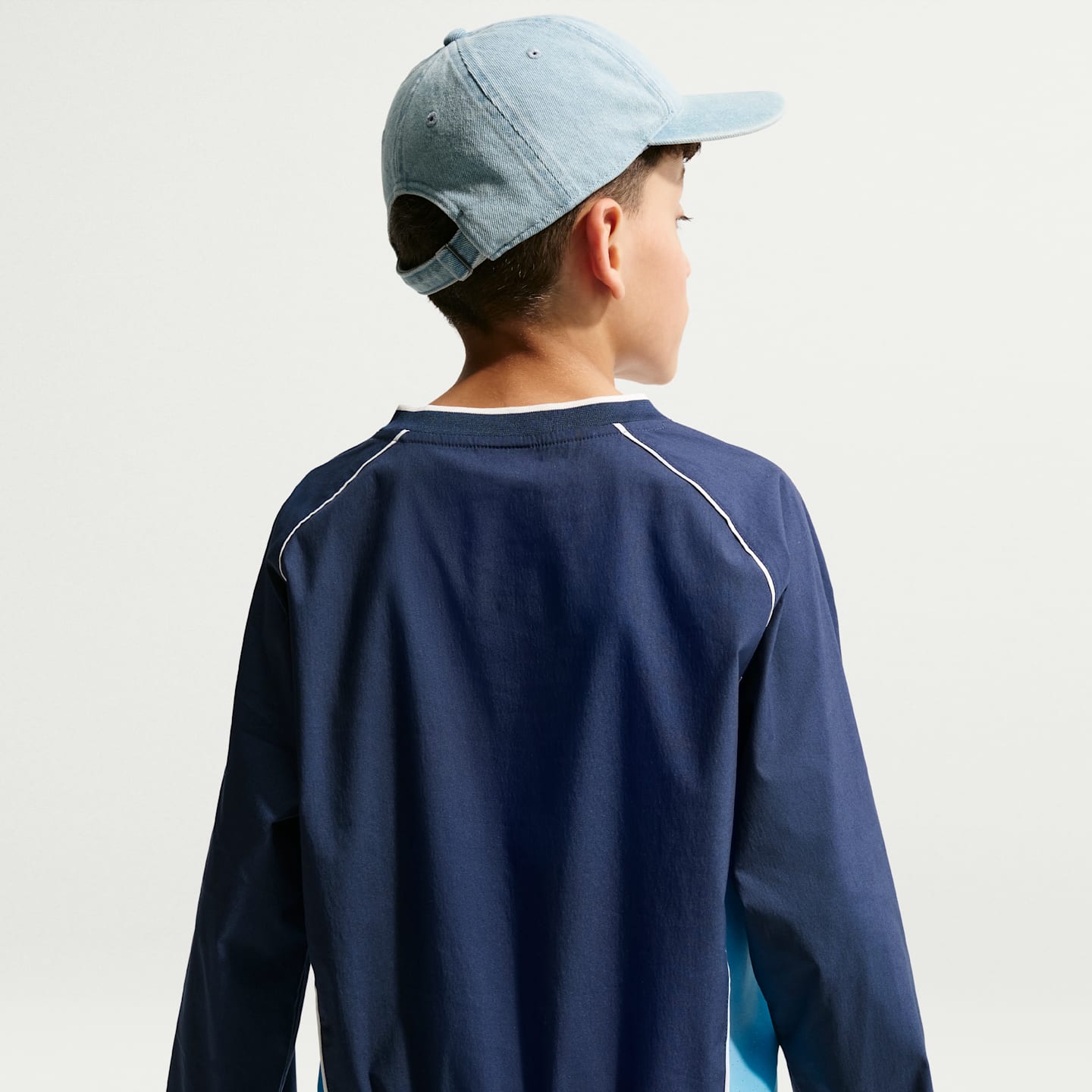 Детский тканый топ Nike Sportswear с V-образным вырезом и длинным рукавом, цвет: Тёмно-синий / Синий — фото 5