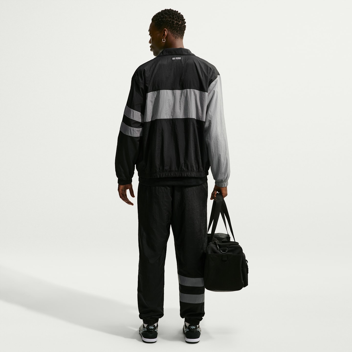 Мужские футбольные брюки Nike i96 Repel Woven Track, цвет: Чёрный / Холодный серый — фото 5
