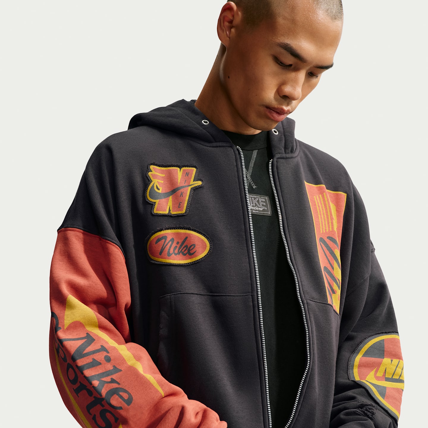 Мужское худи Nike Sportswear Club Full-Zip Fleece, цвет: Почти чёрный / Красный — фото 1