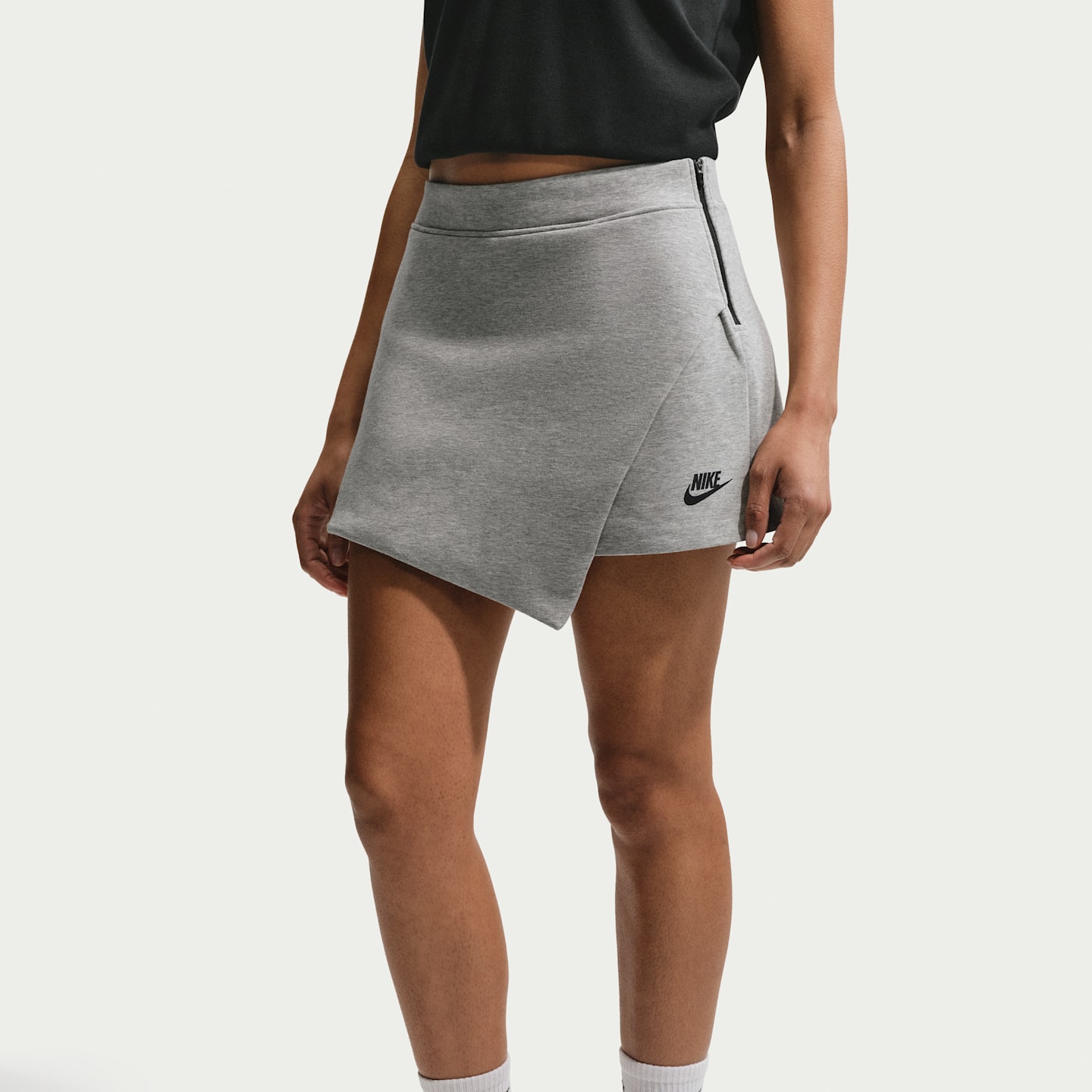 Женская юбка-шорты Nike Sportswear Tech Fleece со средней посадкой, цвет: Серый меланжевый / Чёрный — фото 2