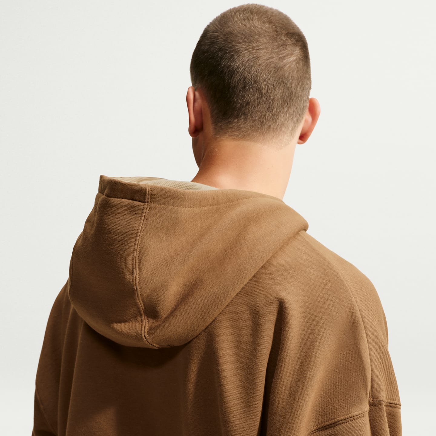 Мужское флисовое двустороннее худи оверсайз на молнии Nike Club, цвет: Коричневый / Бежевый — фото 2