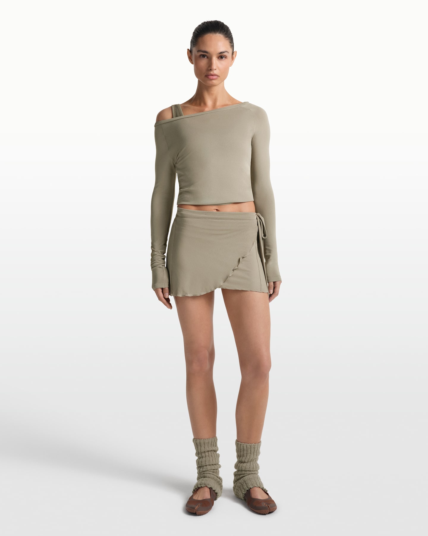 Женская эластичная трикотажная юбка NikeSKIMS Stretch Knit с запахом, цвет: Дюнный — фото 8