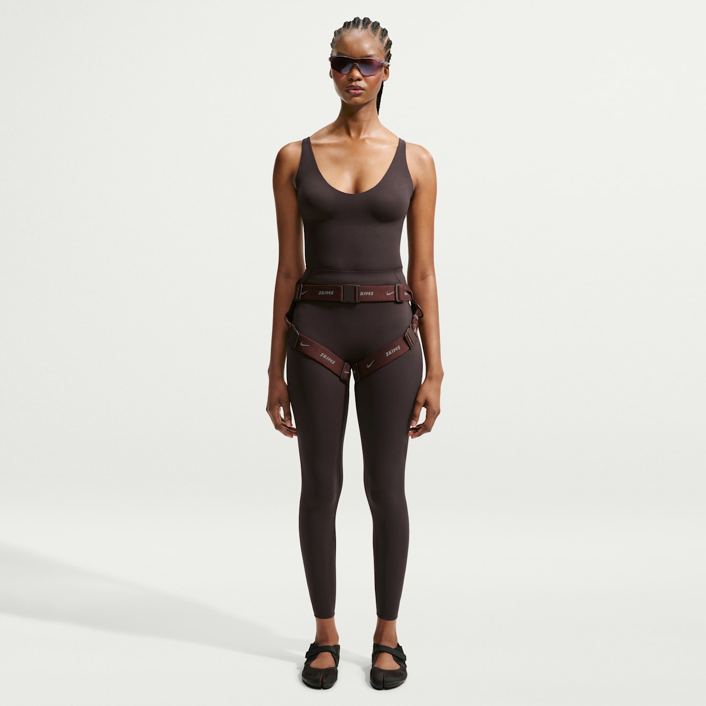 Женская майка NikeSKIMS Studio Stretch с глубоким вырезом, цвет: Кофейный — фото 4