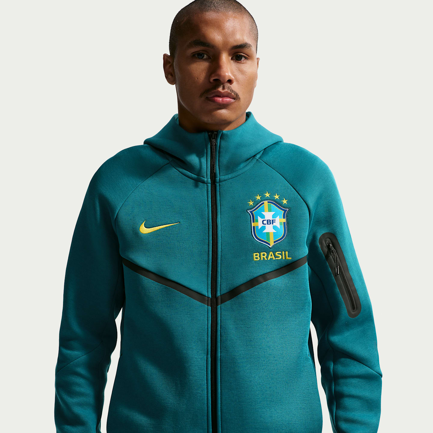 Мужское футбольное худи на молнии Nike Brazil Tech Fleece Windrunner, цвет: Бирюзовый / Золотой — фото 1