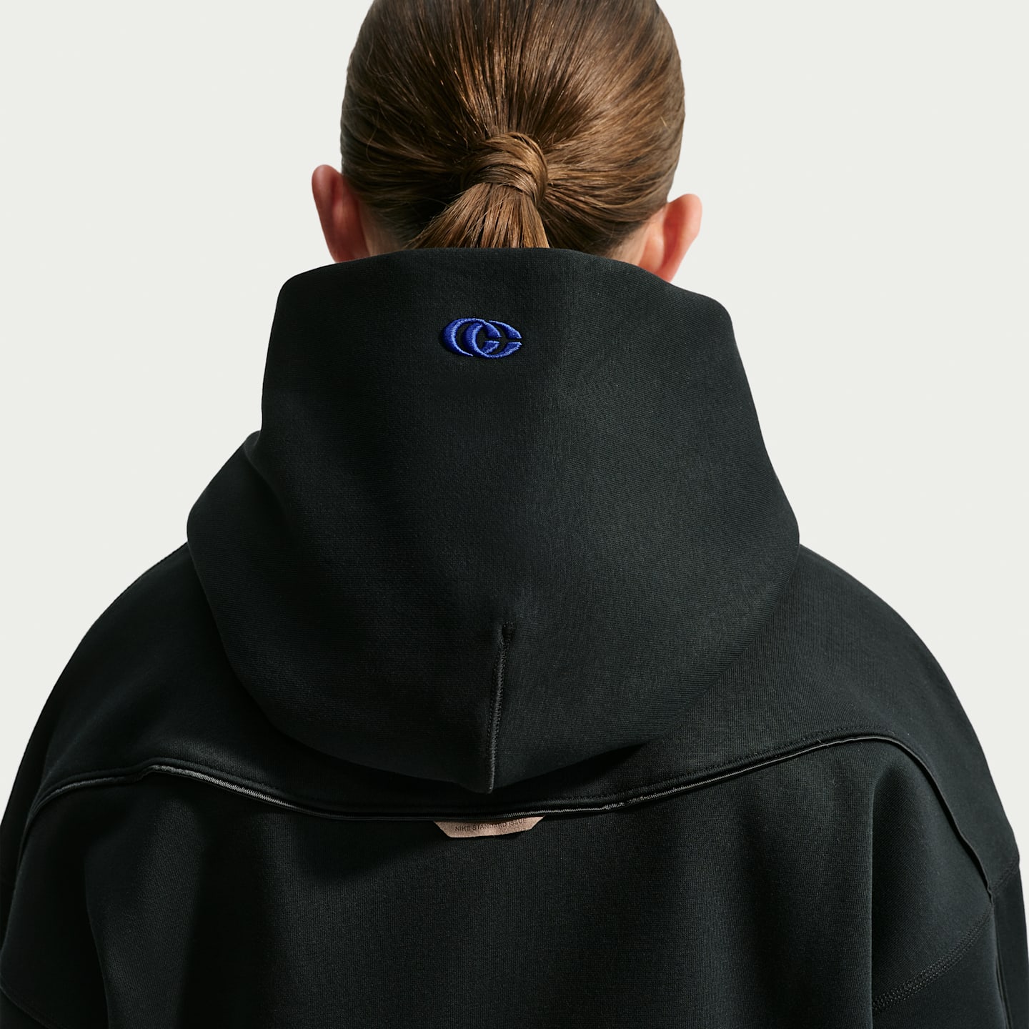 Детское флисовое худи Nike Caitlin Standard Issue Therma-FIT, начёсанное, цвет: Чёрный / Королевский синий — фото 4