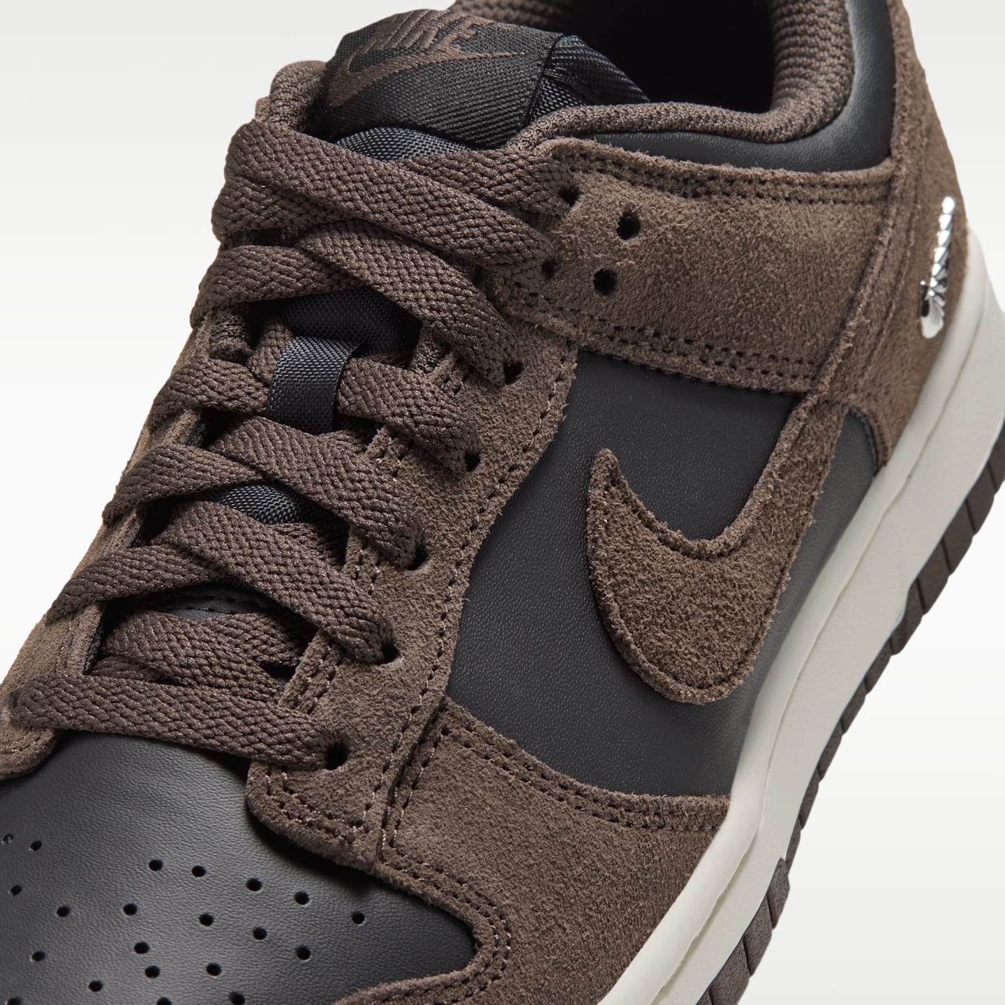 Женские кроссовки Nike Dunk Low Suede, цвет: Чёрный / Молочный — фото 7