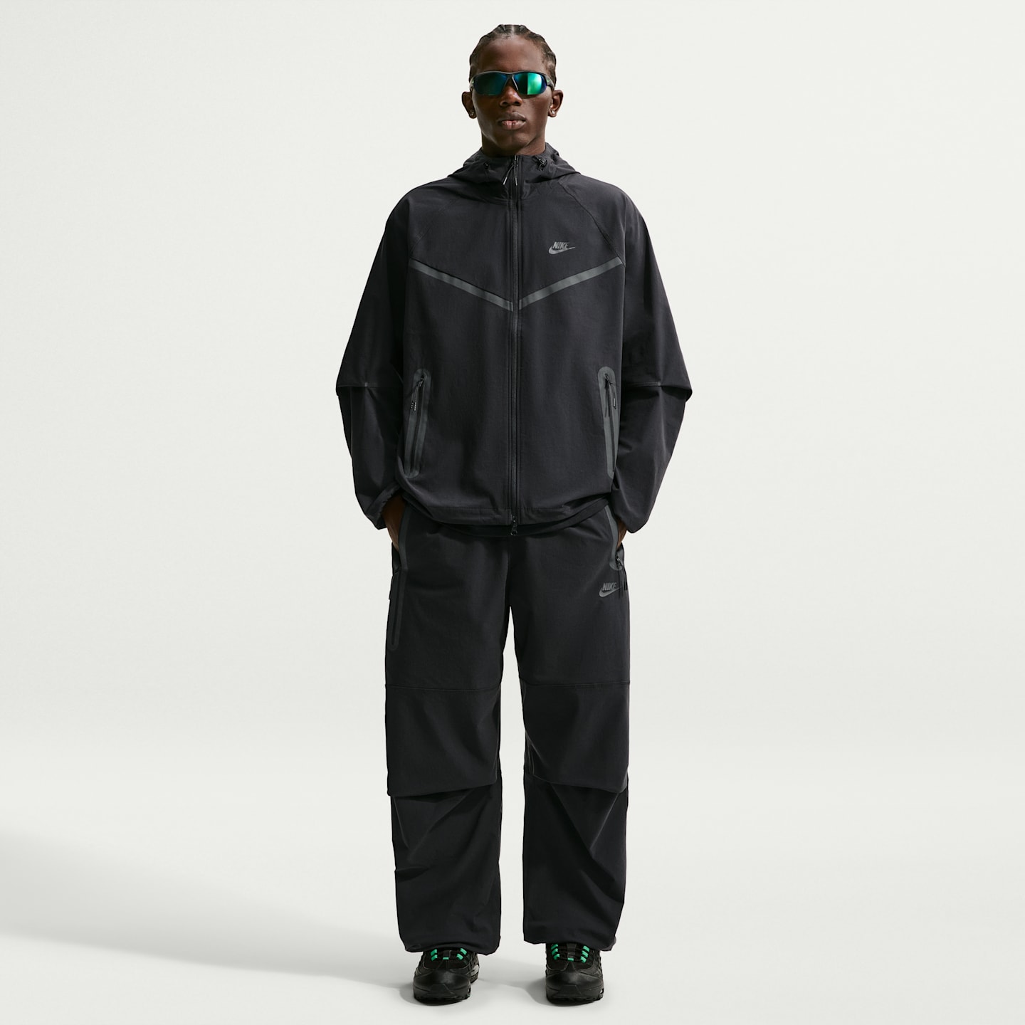 Мужские брюки Nike Tech Woven оверсайз, цвет: Чёрный — фото 1