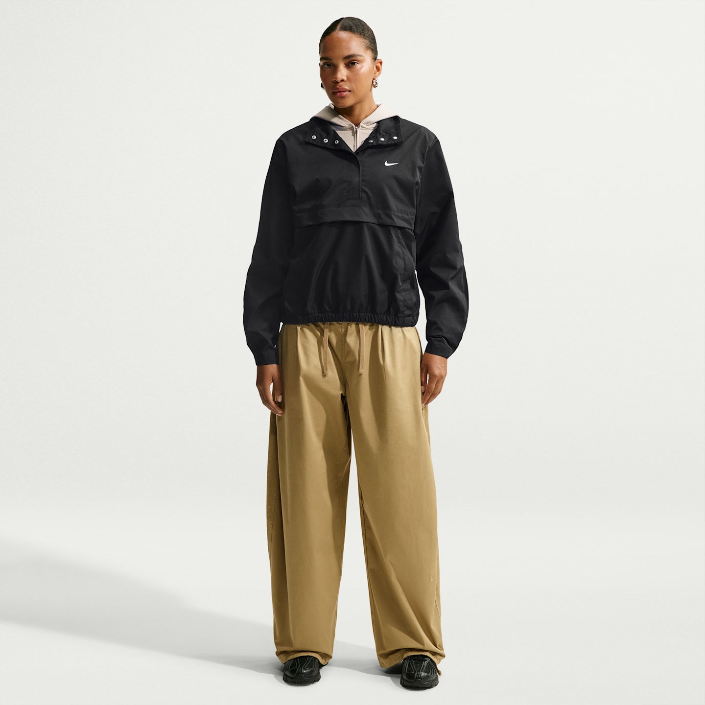 Женская свободная куртка Nike Sportswear на кнопках 1/4, цвет: Чёрный / Молочный — фото 4