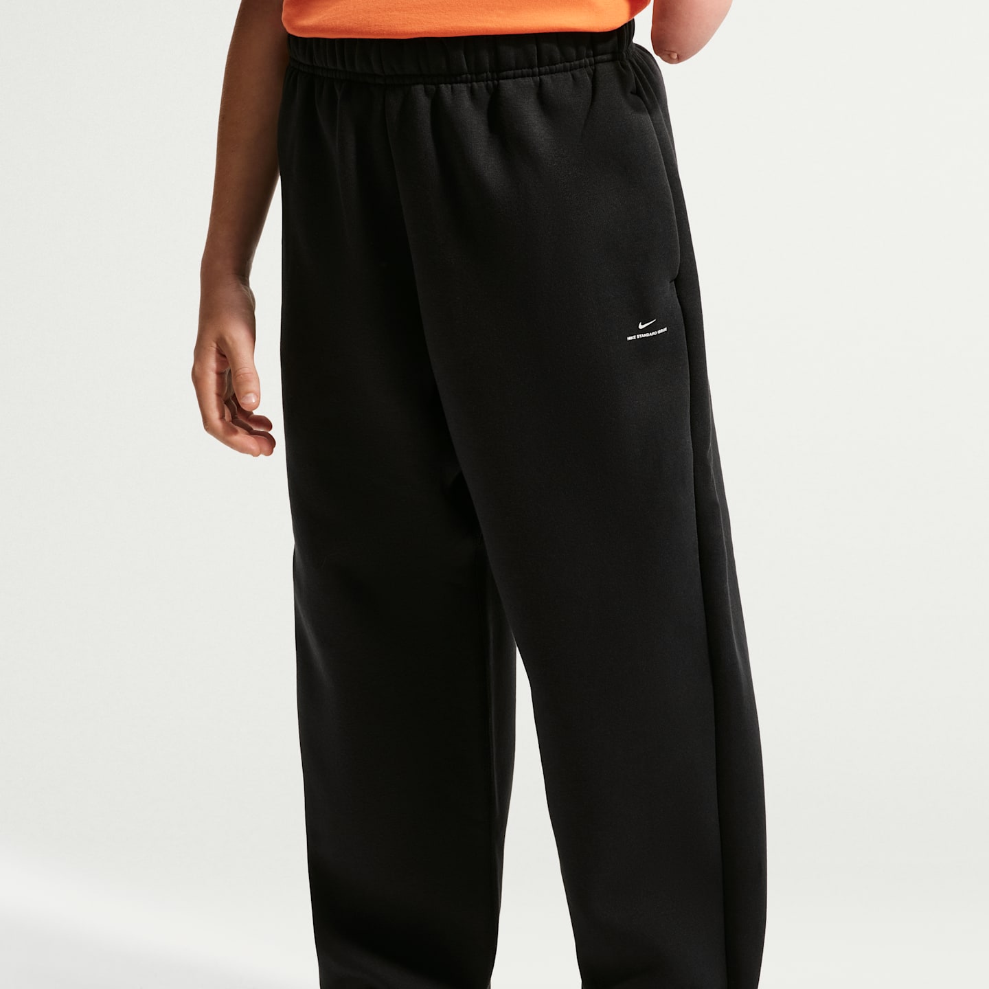 Детские баскетбольные брюки Nike Standard Issue из флиса с начёсом, цвет: Чёрный / Бледная слоновая кость — фото 2