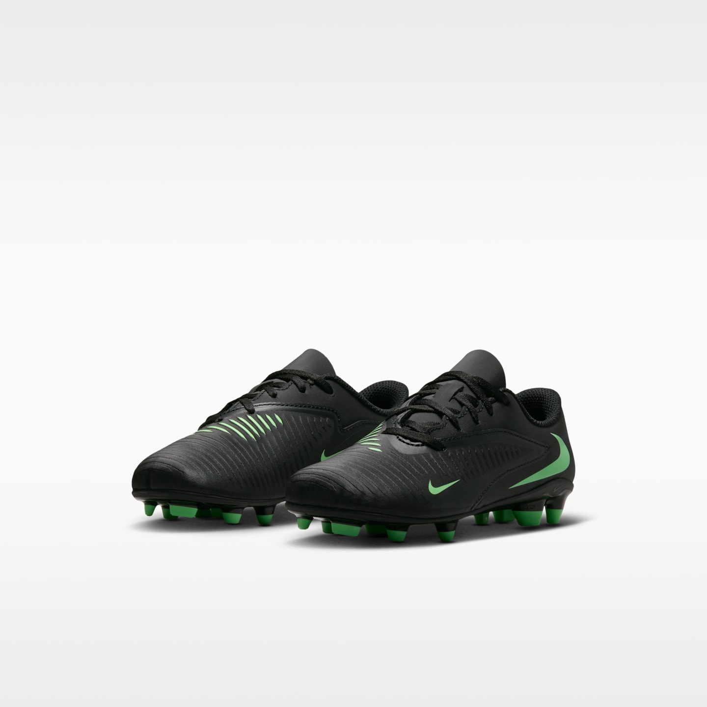 Детские бутсы Nike Jr. Phantom 6 Low Club Multi-Ground Soccer Cleats, цвет: Чёрный / Зелёный — фото 5