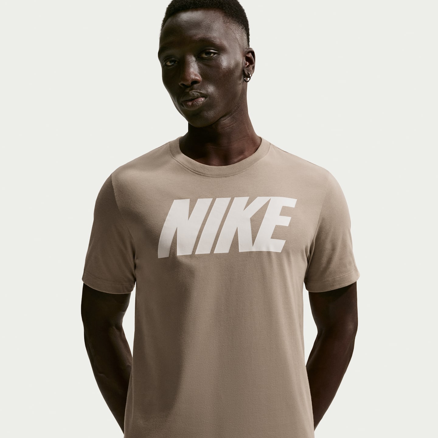 Мужская футболка Nike Sportswear, цвет: Хаки — фото 1