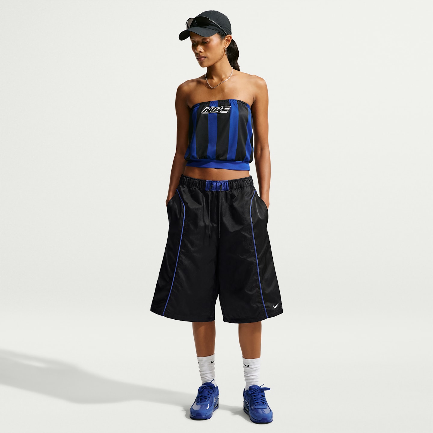 Женские тканые шорты Nike Sportswear свободного кроя со средней посадкой, цвет: Чёрный / Королевский синий — фото 1