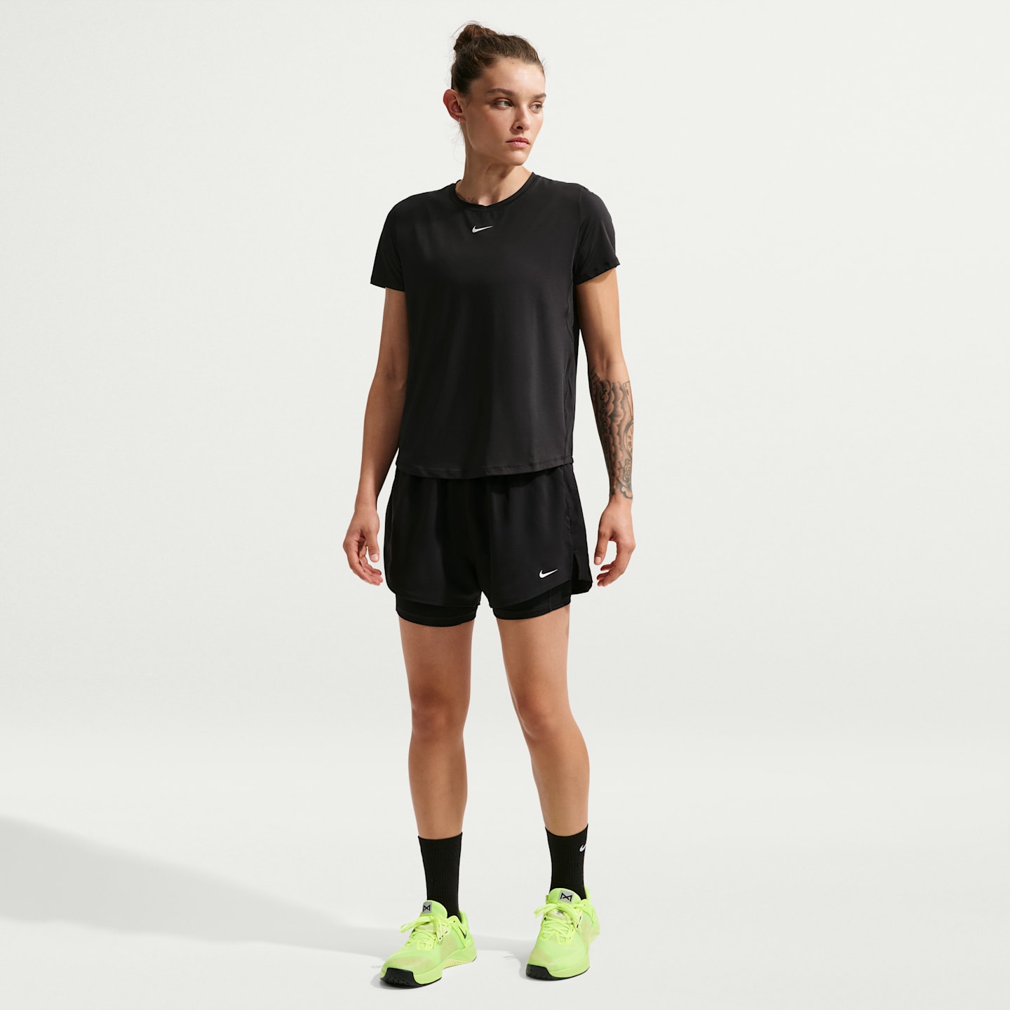 Женский топ Nike One Classic Dri-FIT с коротким рукавом, цвет: Чёрный / Белый — фото 4