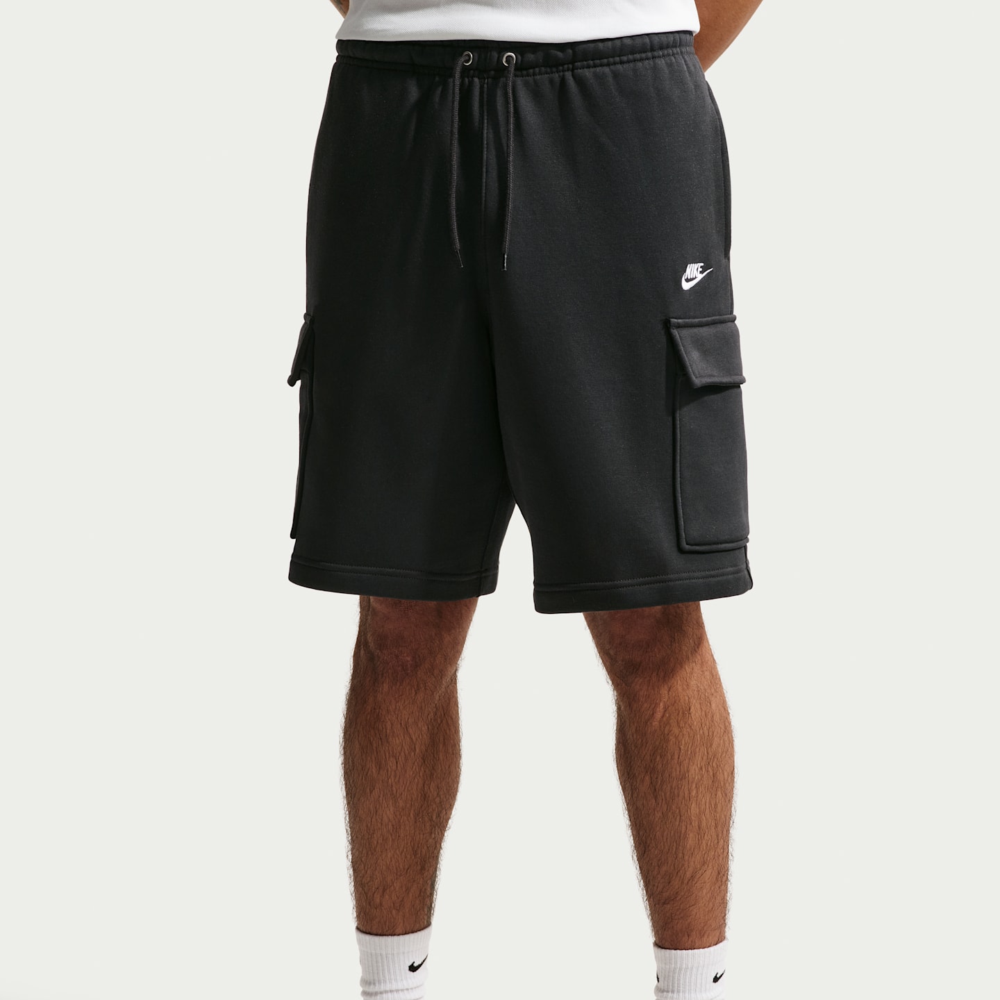 Мужские флисовые шорты-карго Nike Club, цвет: Чёрный / Белый — фото 2