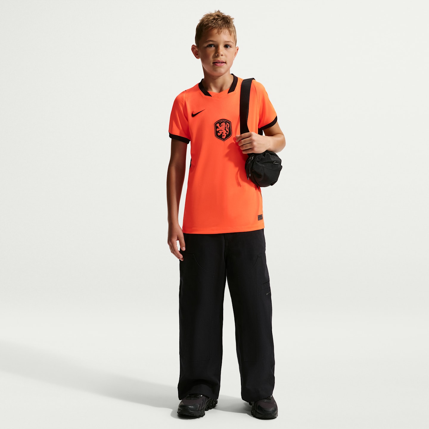 Детский топ Nike Netherlands National Team 2026 Stadium Home Dri-FIT Soccer Jersey, цвет: Малиновый / Чёрный — фото 4