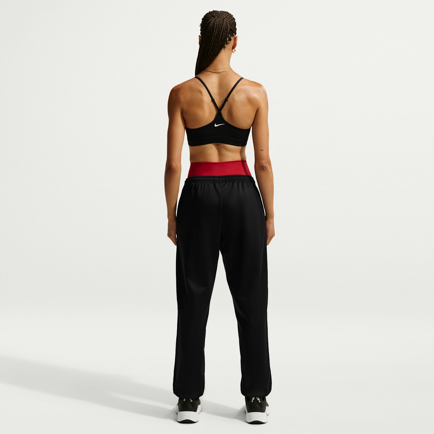 Женский спортивный бра Nike Indy лёгкой поддержки с регулируемыми лямками и вкладышами, цвет: Чёрный / Оранжевый — фото 5
