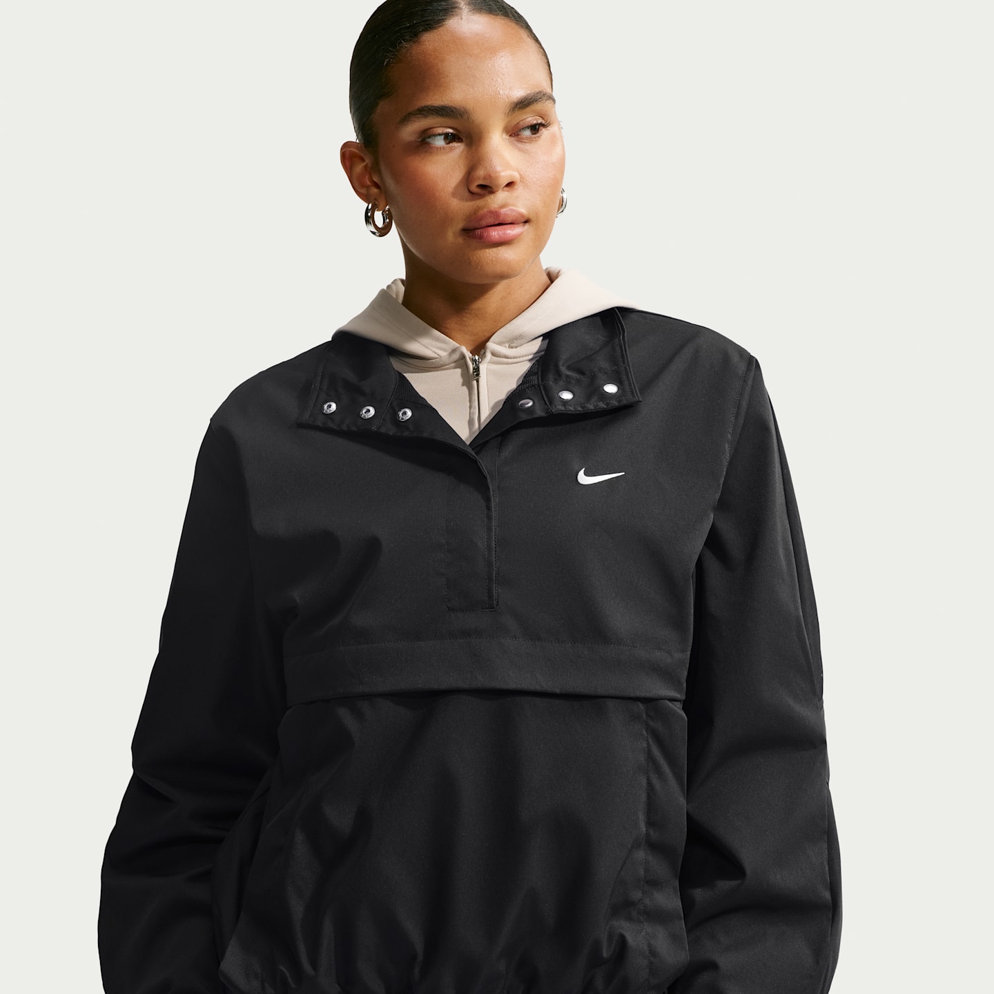 Женская свободная куртка Nike Sportswear на кнопках 1/4, цвет: Чёрный / Молочный — фото 1