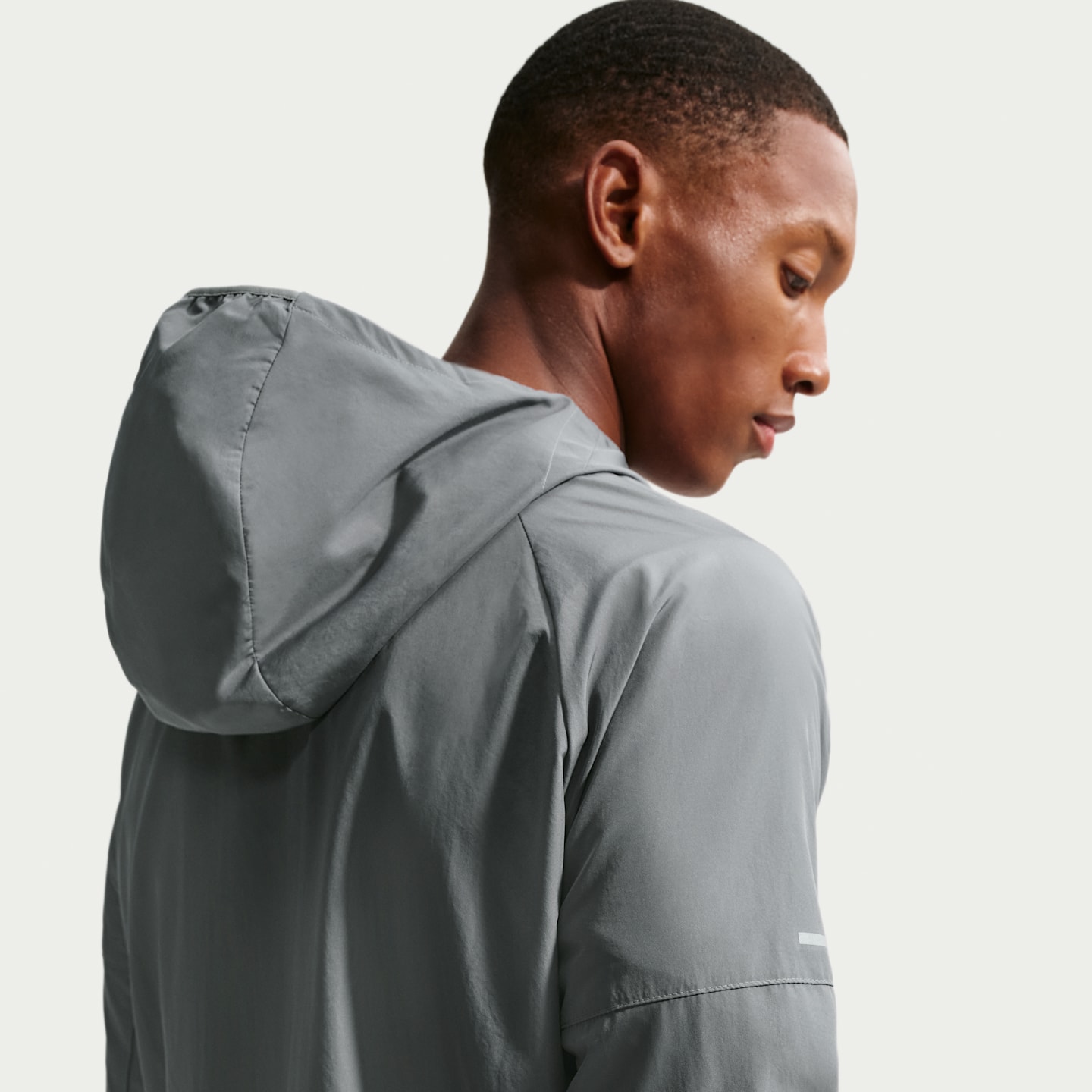 Мужская беговая куртка Nike Miler Repel, цвет: Дымчатый серый — фото 2