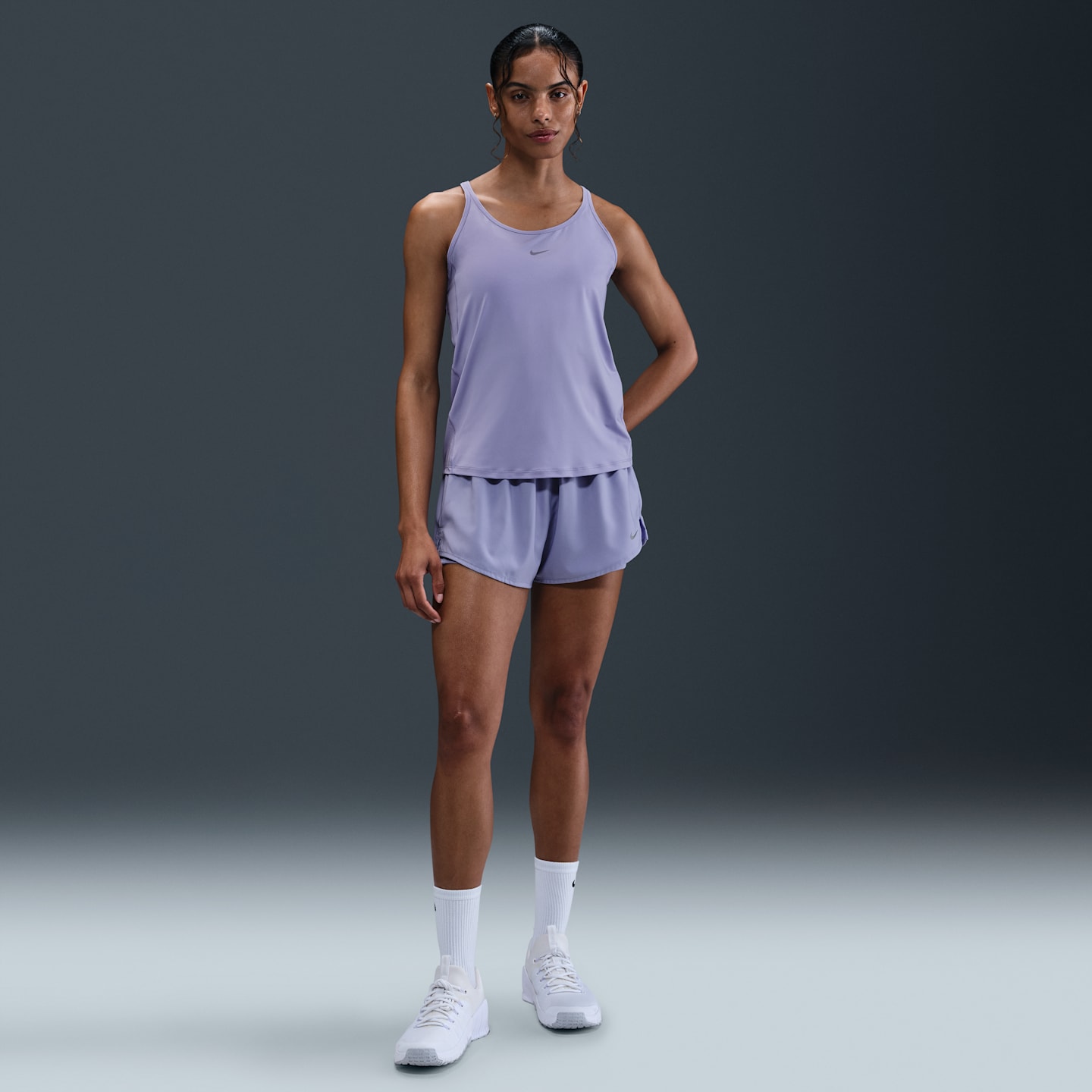 Женский топ Nike One Classic Dri-FIT Strappy, цвет: Сиреневый ледяной / Чёрный — фото 4