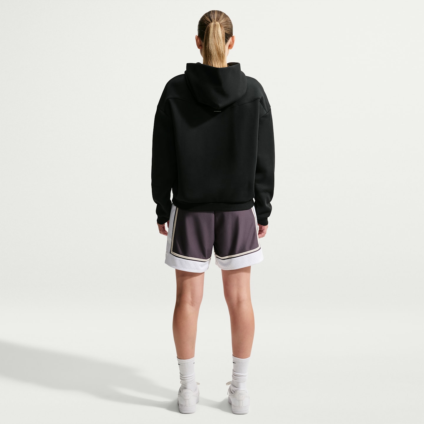 Женское баскетбольное худи-пуловер Nike Standard Issue с начёсом, цвет: Чёрный / Бледная слоновая кость — фото 5