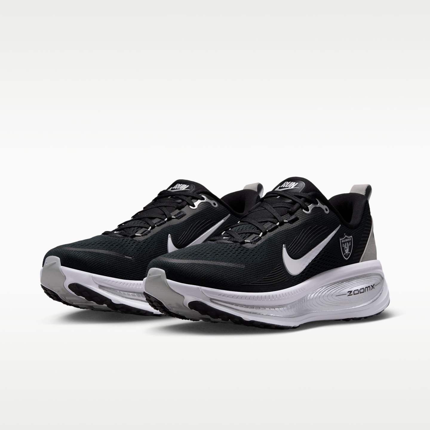 Мужские кроссовки Nike Vomero 18 (Las Vegas Raiders) NFL Road Running, цвет: Чёрный / Серебряный — фото 5