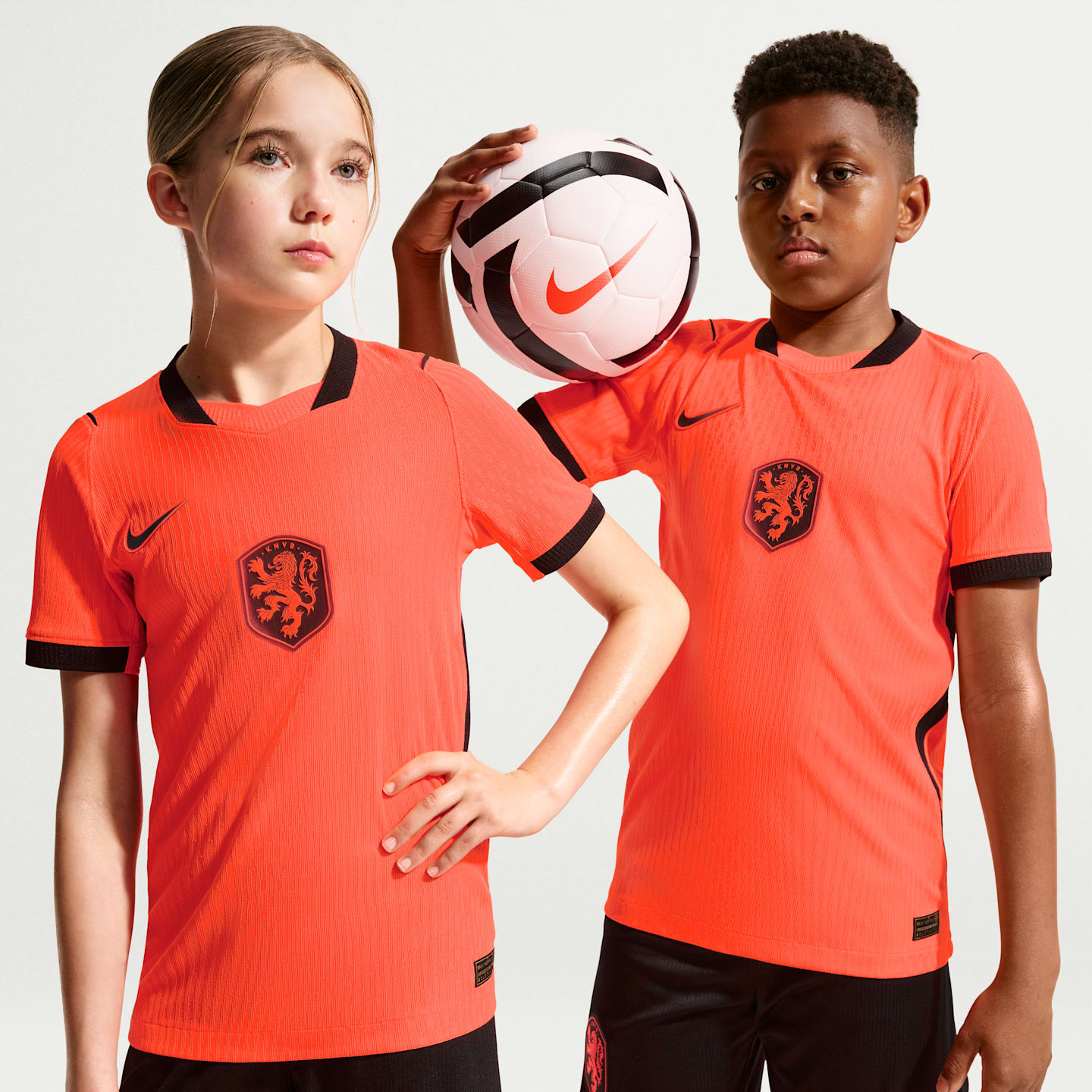 Детский топ Nike Netherlands National Team 2026 Match Home Aero-FIT Soccer Jersey, цвет: Малиновый / Чёрный — фото 1