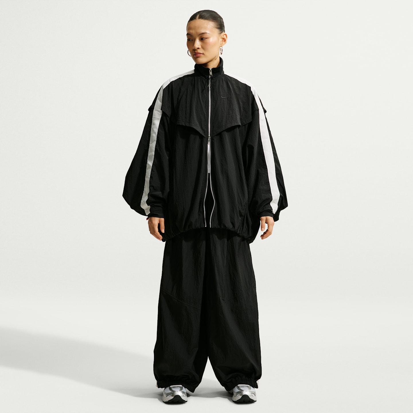 Женская спортивная куртка Nike Sportswear Balloon оверсайз, цвет: Чёрный / Молочный — фото 4