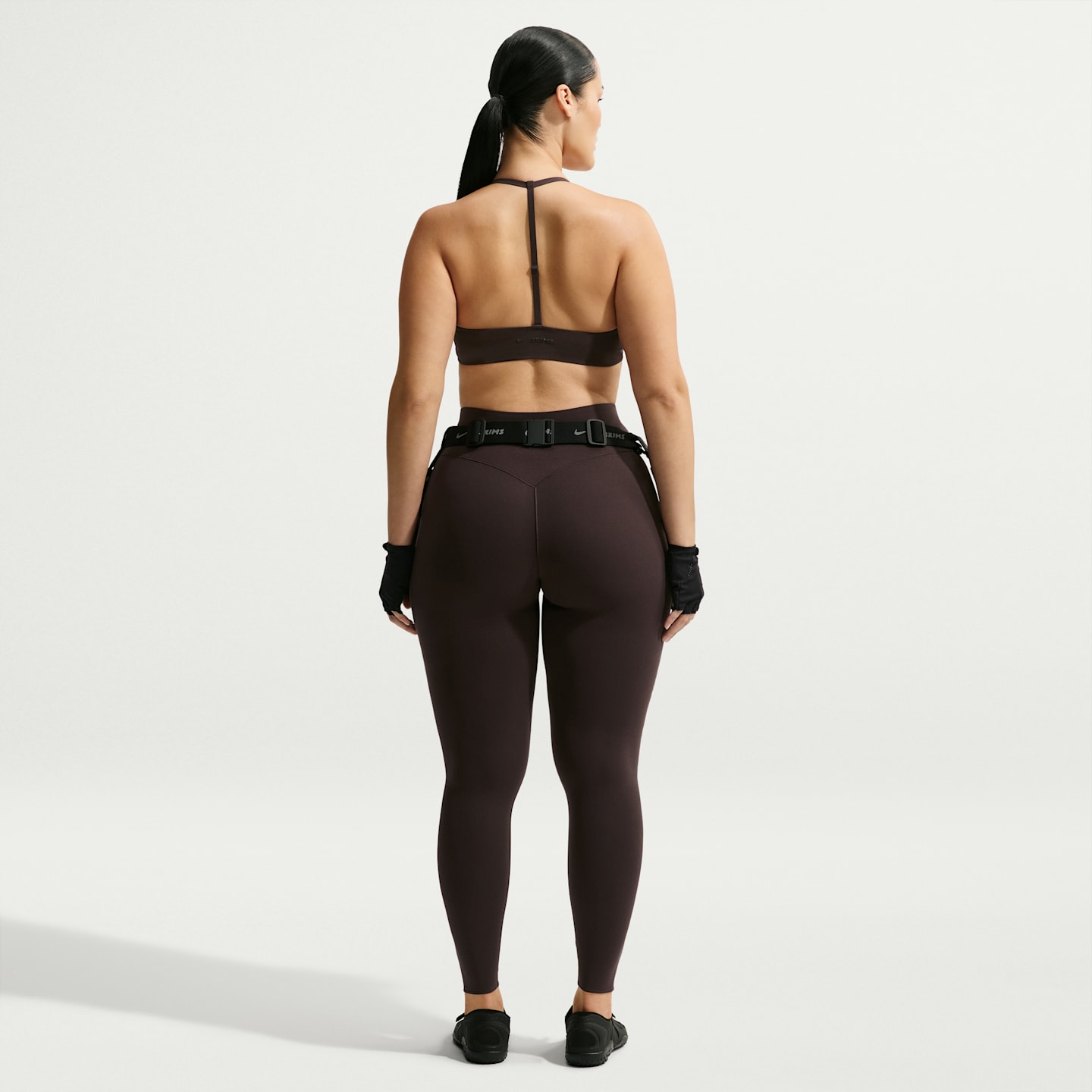 Женский спортивный бюстгальтер NikeSKIMS Studio Stretch треугольной формы, цвет: Кофейный — фото 11