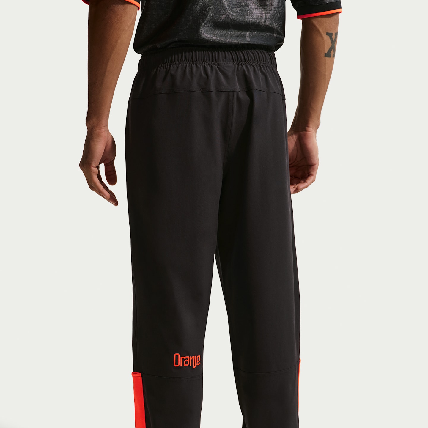 Мужские футбольные тканые брюки Nike Dri-FIT Netherlands Energy, цвет: Чёрный / Малиновый — фото 3