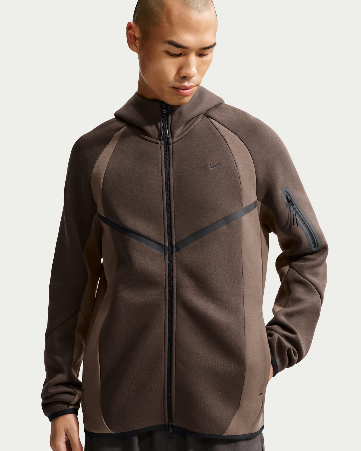 Мужская куртка Nike Tech Color-Block Full-Zip Fleece Windrunner, цвет: Коричневый / Чёрный — фото 6