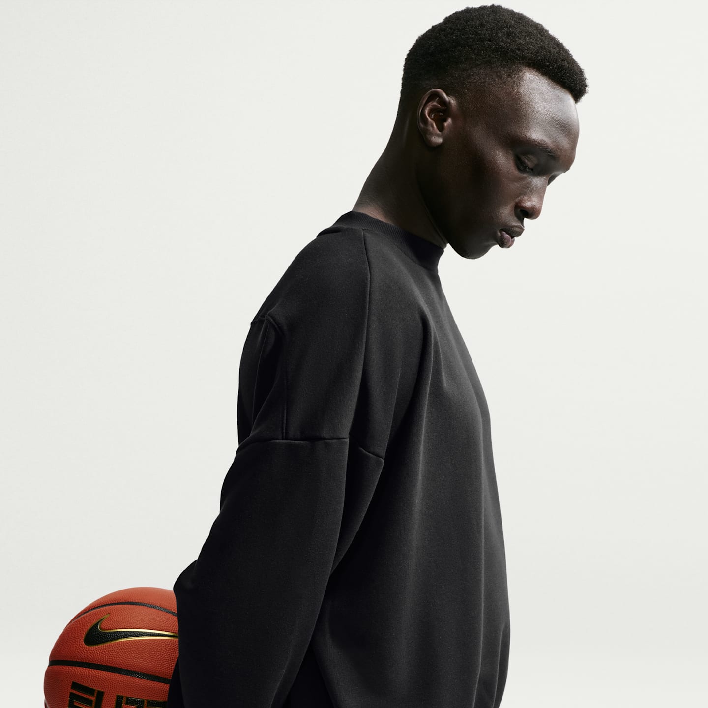 Мужской баскетбольный свитшот Nike Standard Issue Therma-FIT, цвет: Чёрный / Бледная слоновая кость — фото 3